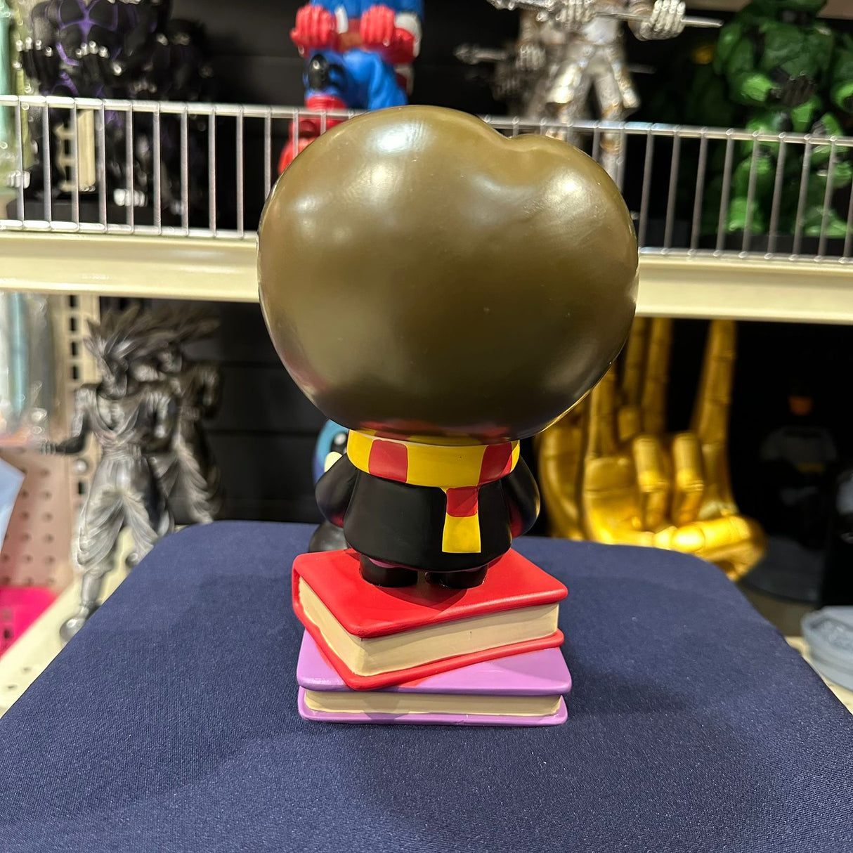 Soporte para Celular y Control Figura Coleccionable Harry Potter (20–23cm) – Organizador de Escritorio Gamer y Geek