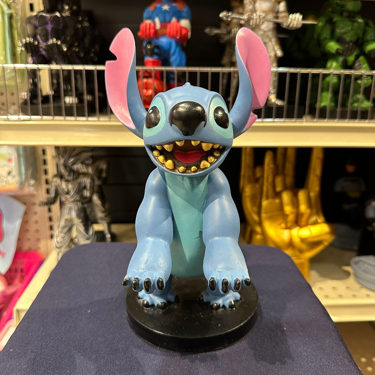 Soporte para Celular y Control Figura Coleccionable Stitch (20–23cm) – Organizador de Escritorio Gamer y Geek