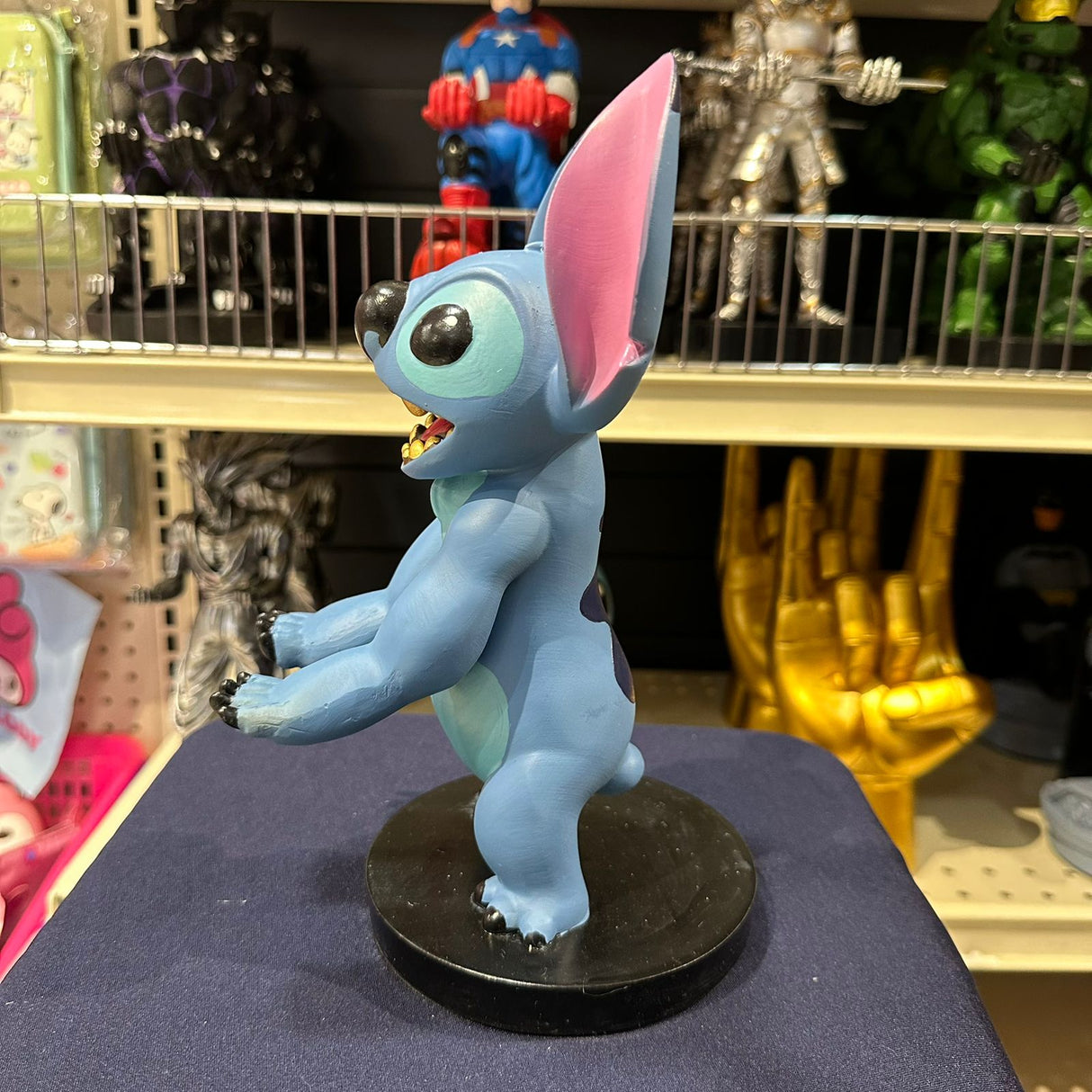Soporte para Celular y Control Figura Coleccionable Stitch (20–23cm) – Organizador de Escritorio Gamer y Geek