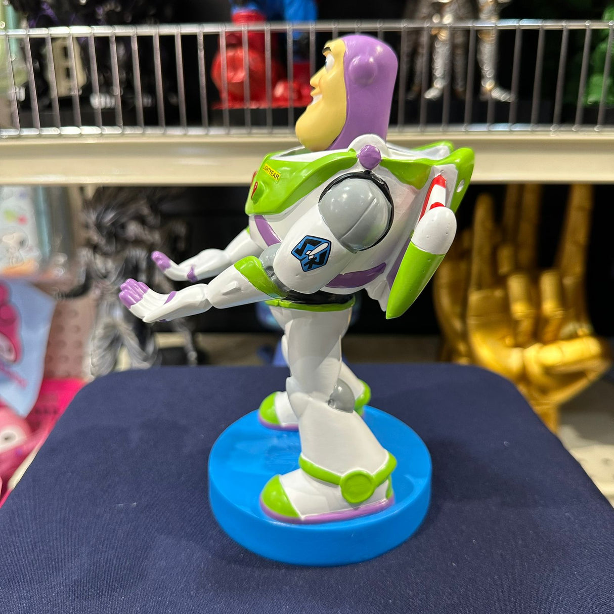 Soporte para Celular y Control Figura Coleccionable Toy Story (20–23cm) – Organizador de Escritorio Gamer y Geek