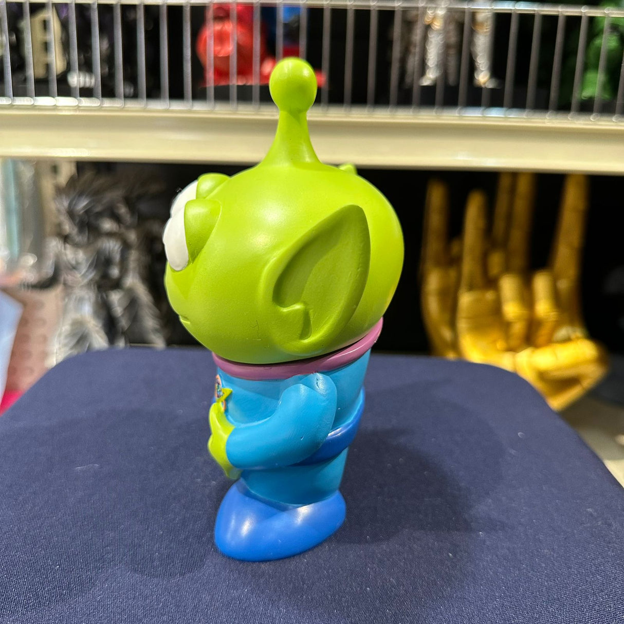 Soporte para Celular y Control Figura Coleccionable Alien (20–23cm) – Organizador de Escritorio Gamer y Geek