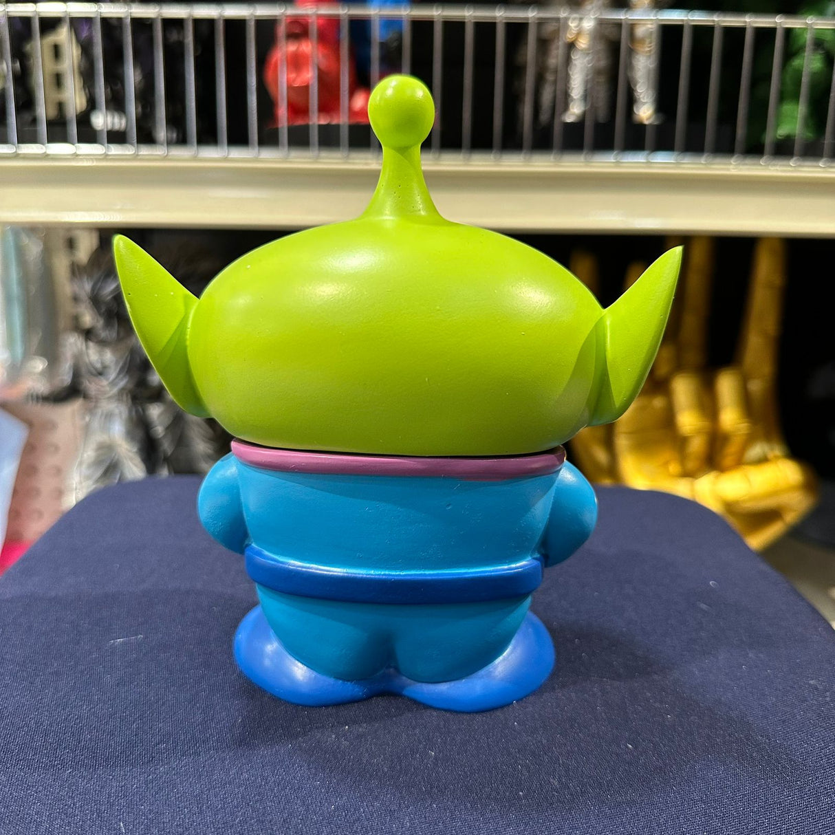 Soporte para Celular y Control Figura Coleccionable Alien (20–23cm) – Organizador de Escritorio Gamer y Geek