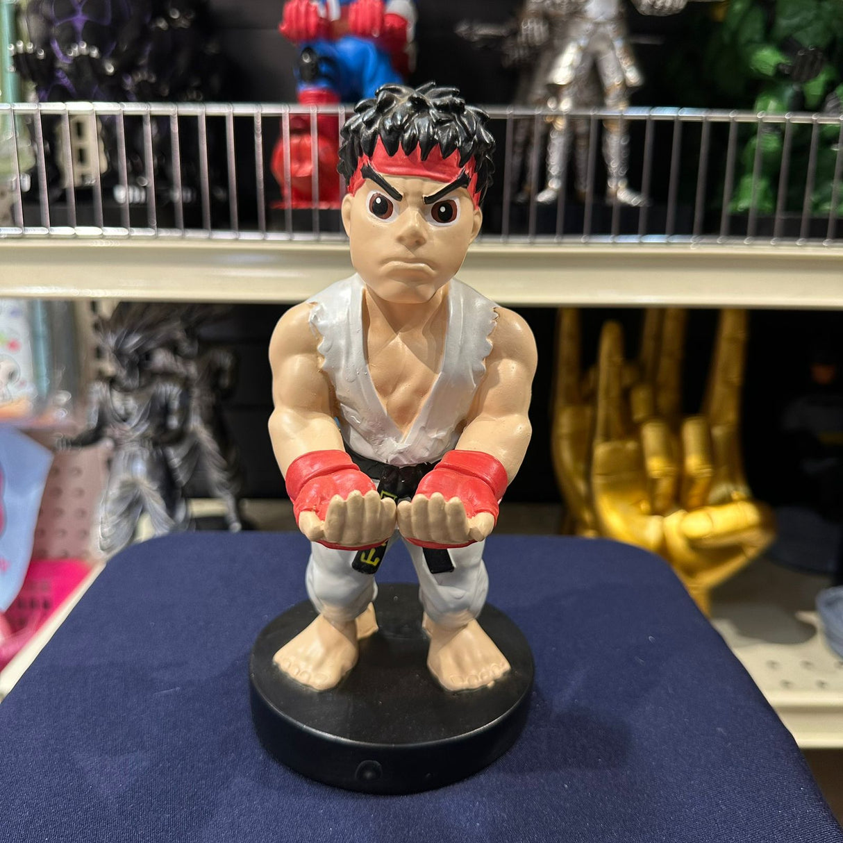 Soporte para Celular y Control Figura Coleccionable KunFu Boy (20–23cm) – Organizador de Escritorio Gamer y Geek