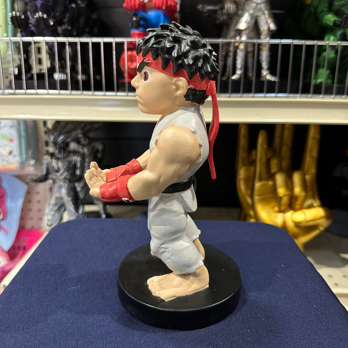 Soporte para Celular y Control Figura Coleccionable KunFu Boy (20–23cm) – Organizador de Escritorio Gamer y Geek