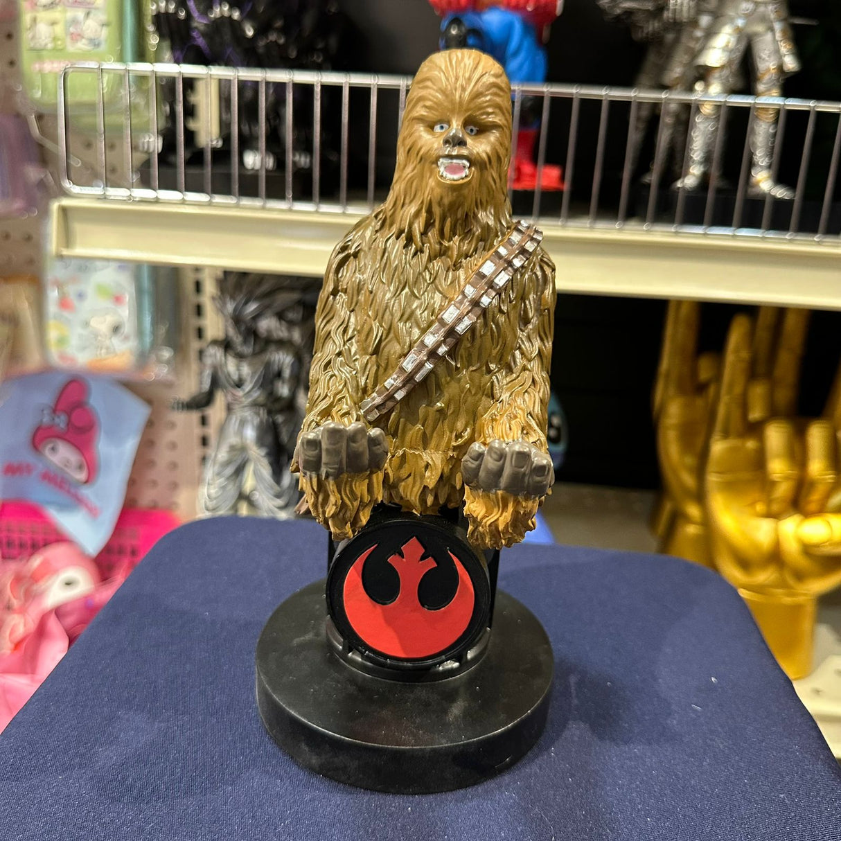 Soporte para Celular y Control Figura Coleccionable Chewbaca (20–23cm) – Organizador de Escritorio Gamer y Geek