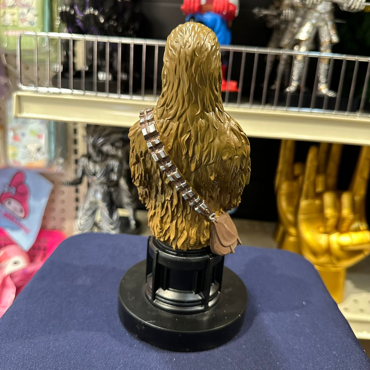 Soporte para Celular y Control Figura Coleccionable Chewbaca (20–23cm) – Organizador de Escritorio Gamer y Geek