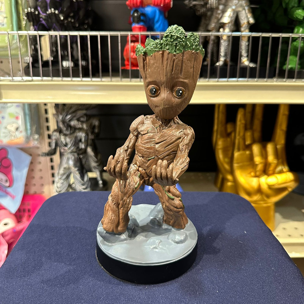 Soporte para Celular y Control Figura Coleccionable Groot (20–23cm) – Organizador de Escritorio Gamer y Geek