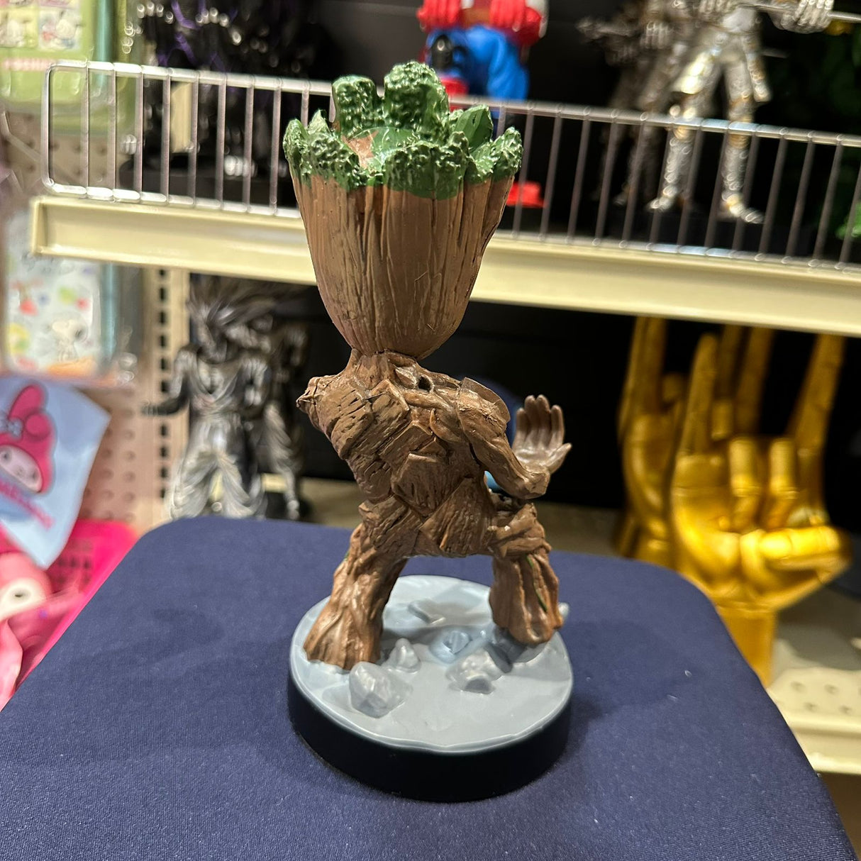 Soporte para Celular y Control Figura Coleccionable Groot (20–23cm) – Organizador de Escritorio Gamer y Geek