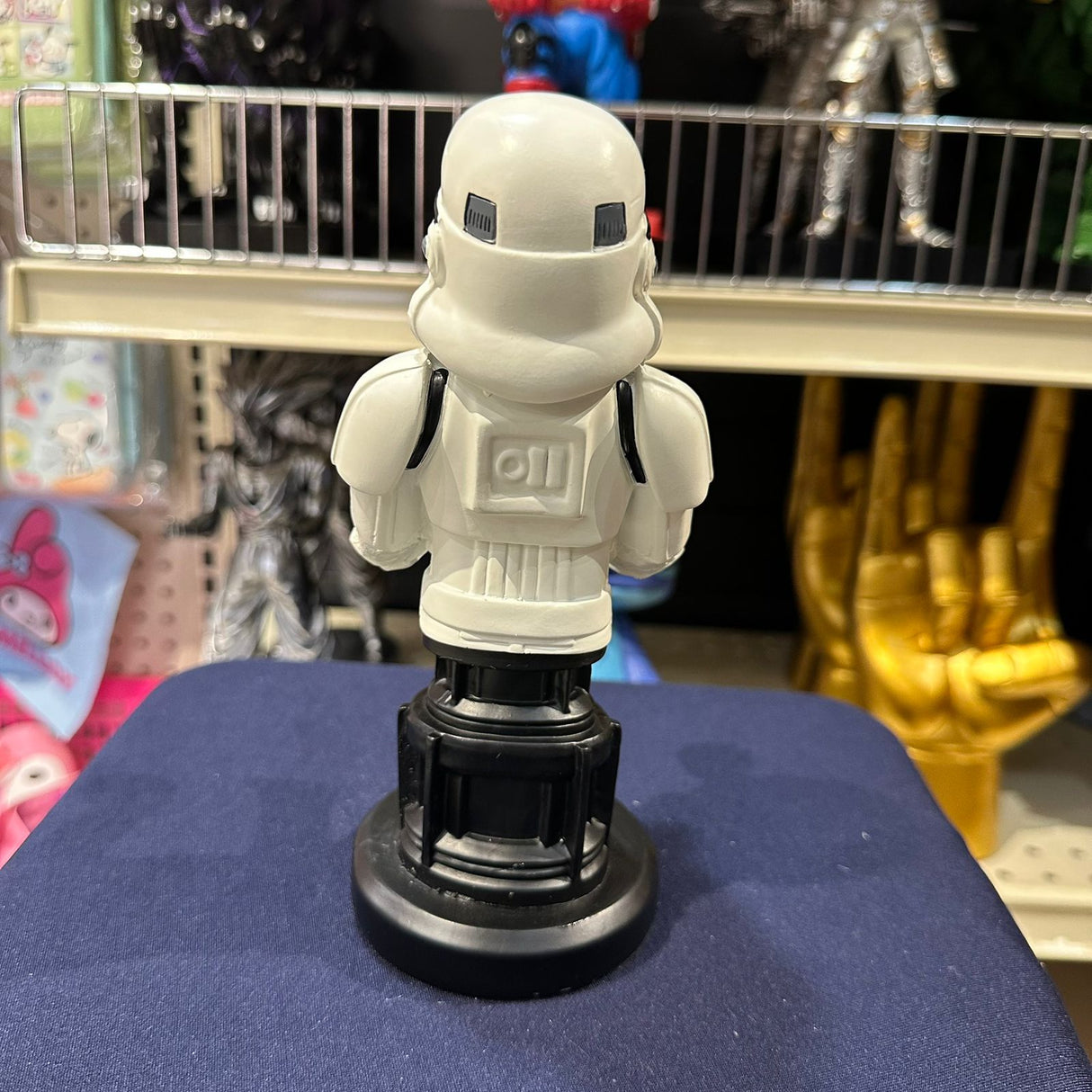 Soporte para Celular y Control Figura Coleccionable Stromtrooper(20–23cm) – Organizador de Escritorio Gamer y Geek