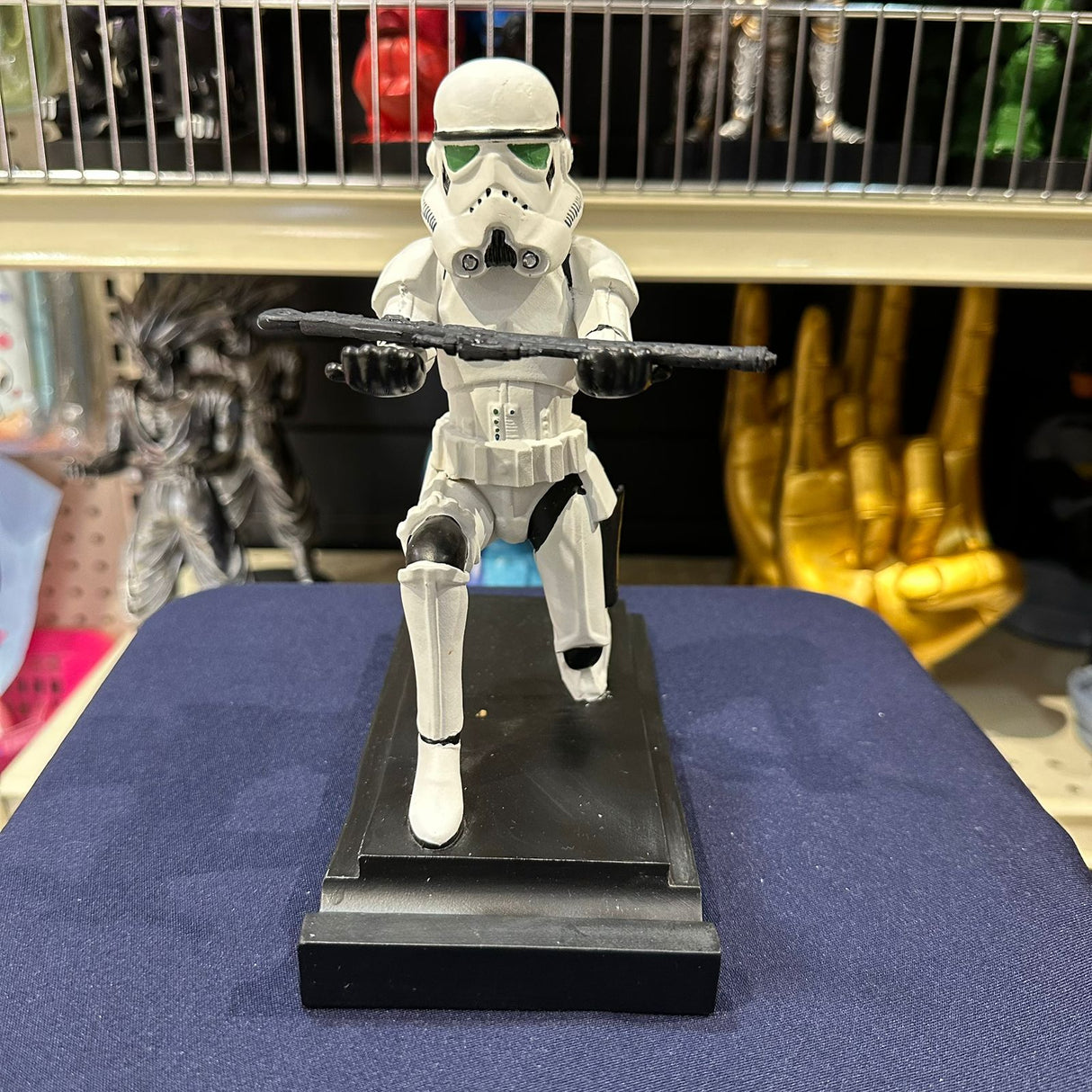Soporte para Celular y Control Figura Coleccionable Stromtrooper(20–23cm) – Organizador de Escritorio Gamer y Geek