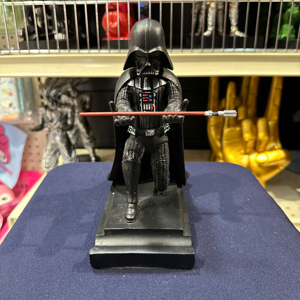 Soporte para Celular y Control Figura Coleccionable Darth Vader (20–23cm) – Organizador de Escritorio Gamer y Geek
