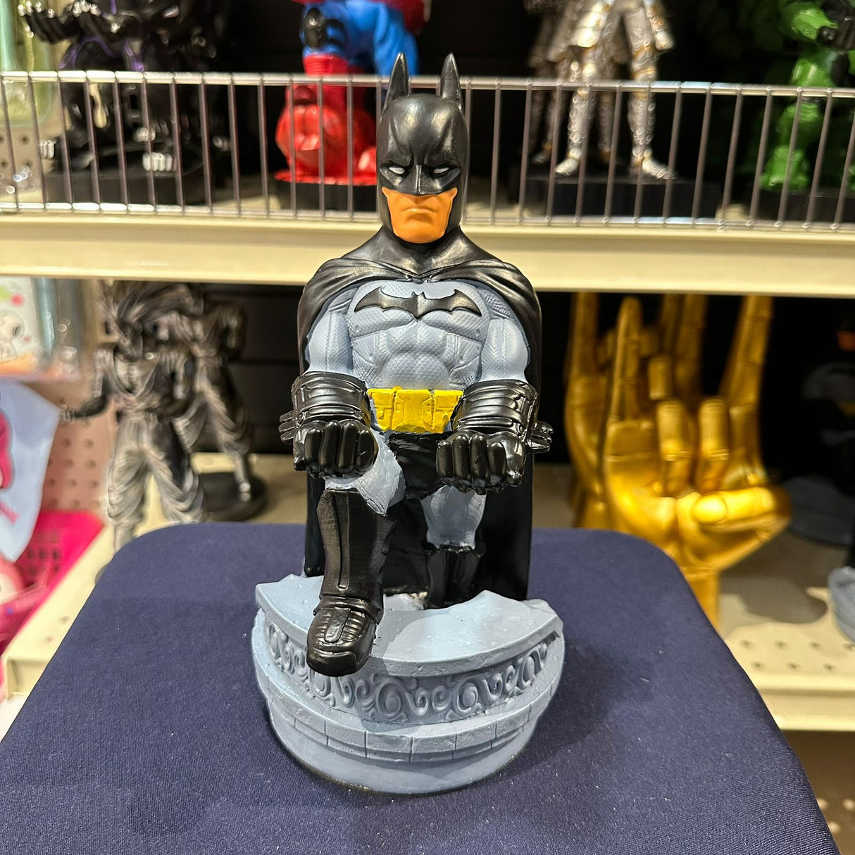 Soporte para Celular y Control Figura Coleccionable Batman (20–23cm) – Organizador de Escritorio Gamer y Geek