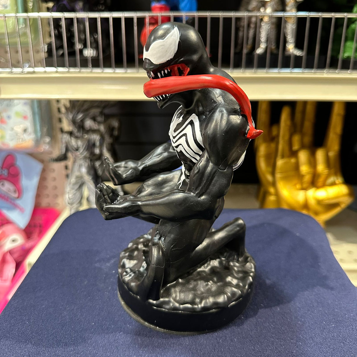Soporte para Celular y Control Figura Coleccionable Venom (20–23cm) – Organizador de Escritorio Gamer y Geek