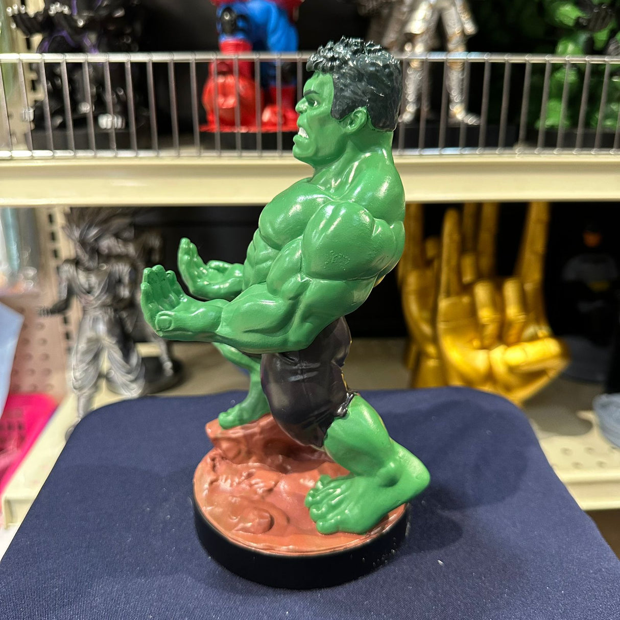 Soporte para Celular y Control Figura Coleccionable Hulk (20–23cm) – Organizador de Escritorio Gamer y Geek