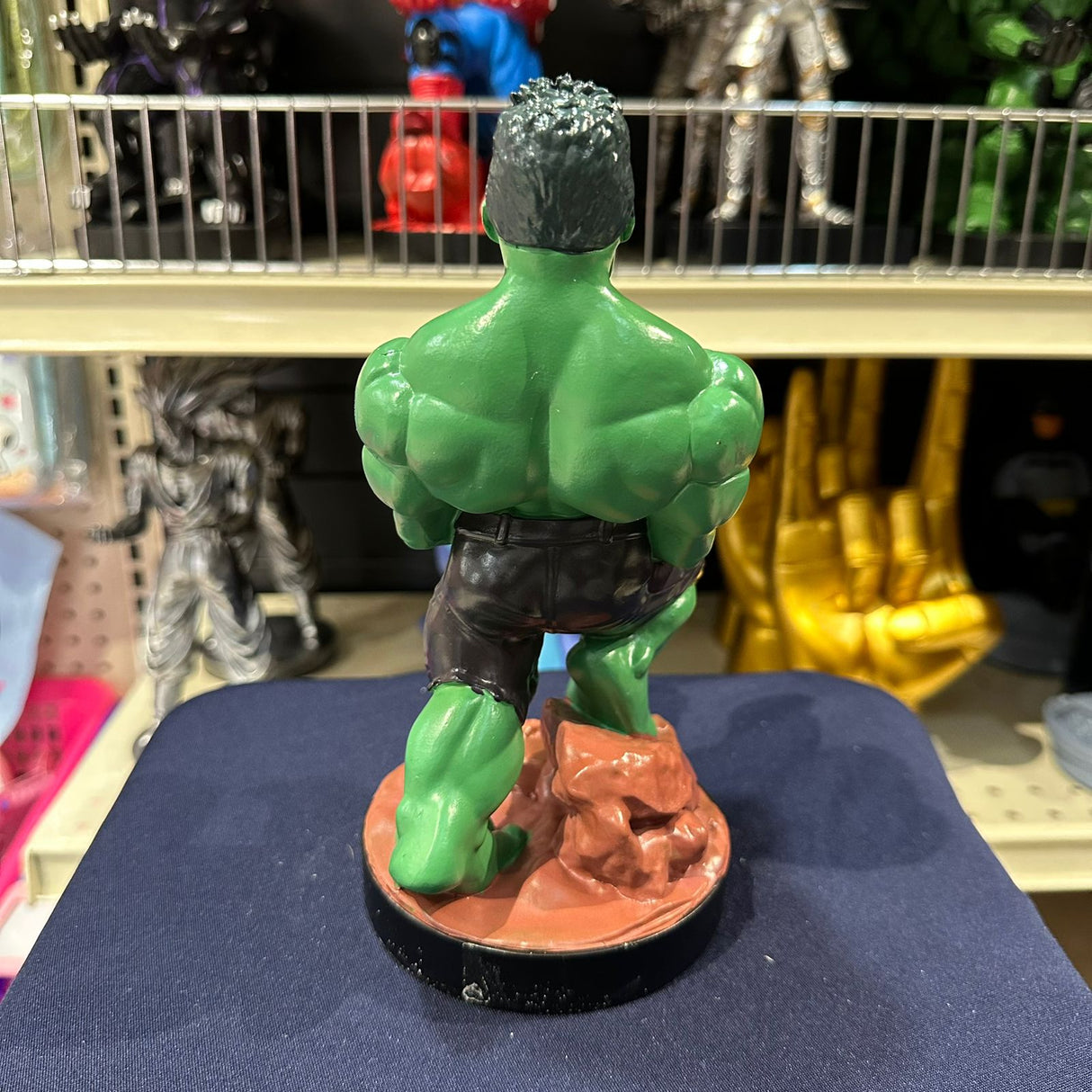 Soporte para Celular y Control Figura Coleccionable Hulk (20–23cm) – Organizador de Escritorio Gamer y Geek