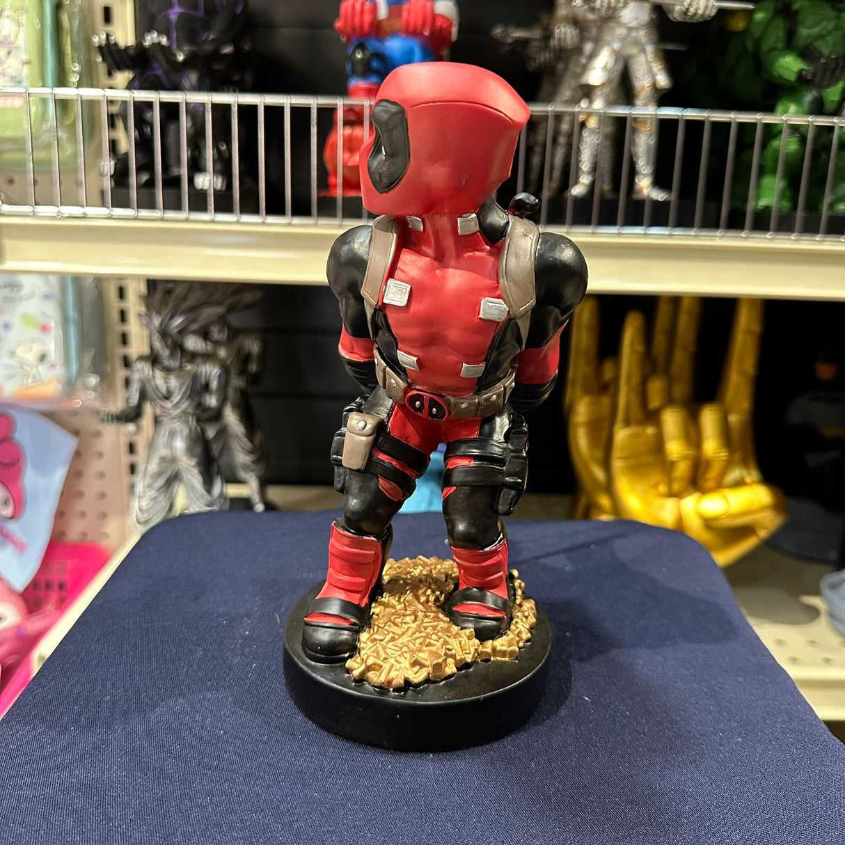 Soporte para Celular y Control Figura Coleccionable Dead Pool (20–23cm) – Organizador de Escritorio Gamer y Geek