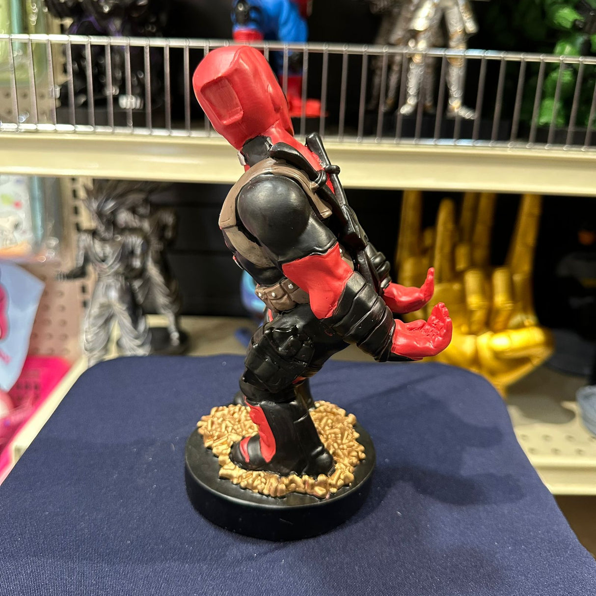 Soporte para Celular y Control Figura Coleccionable Dead Pool (20–23cm) – Organizador de Escritorio Gamer y Geek