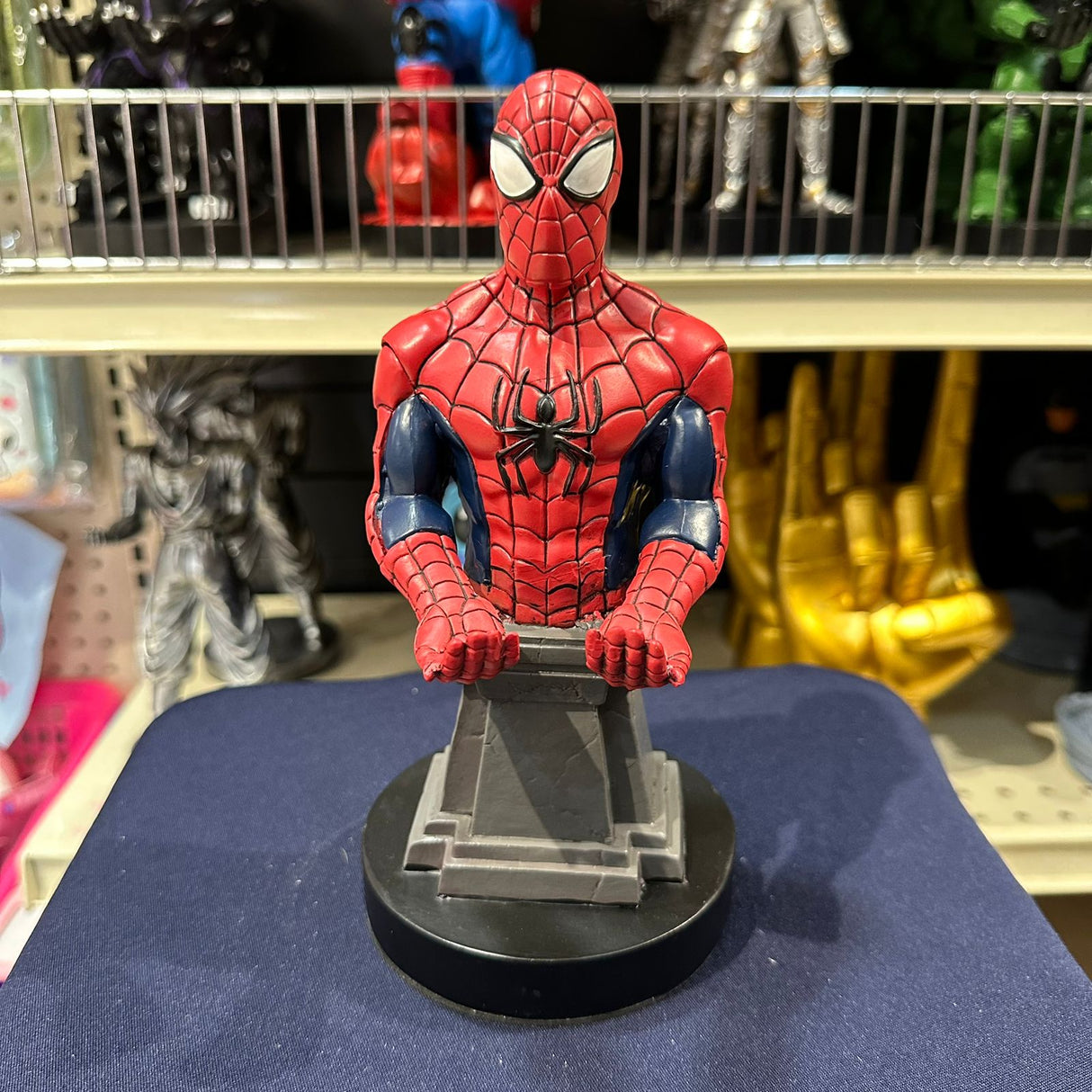 Soporte para Celular y Control Figura Coleccionable Spiderman (20–23cm) – Organizador de Escritorio Gamer y Geek