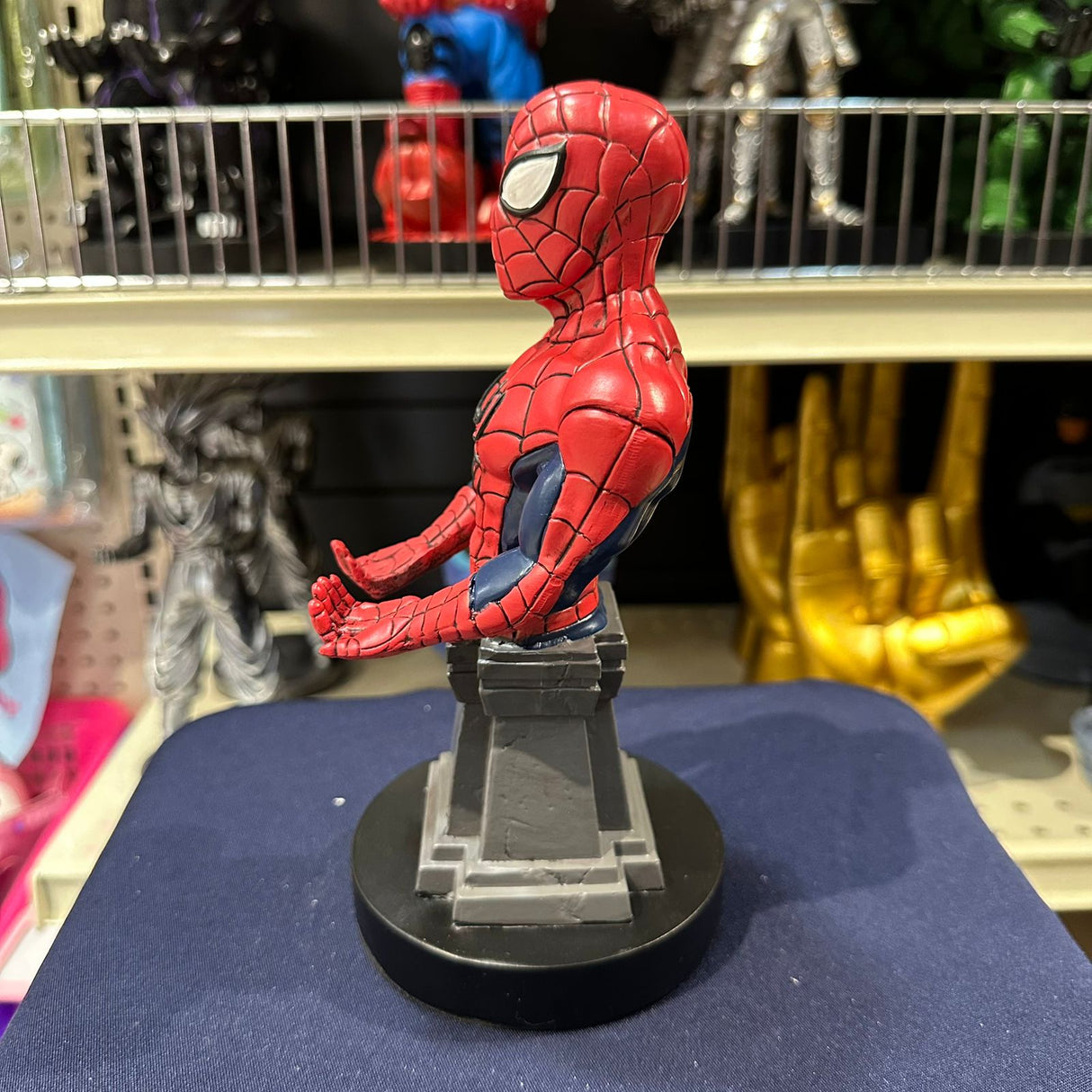 Soporte para Celular y Control Figura Coleccionable Spiderman (20–23cm) – Organizador de Escritorio Gamer y Geek