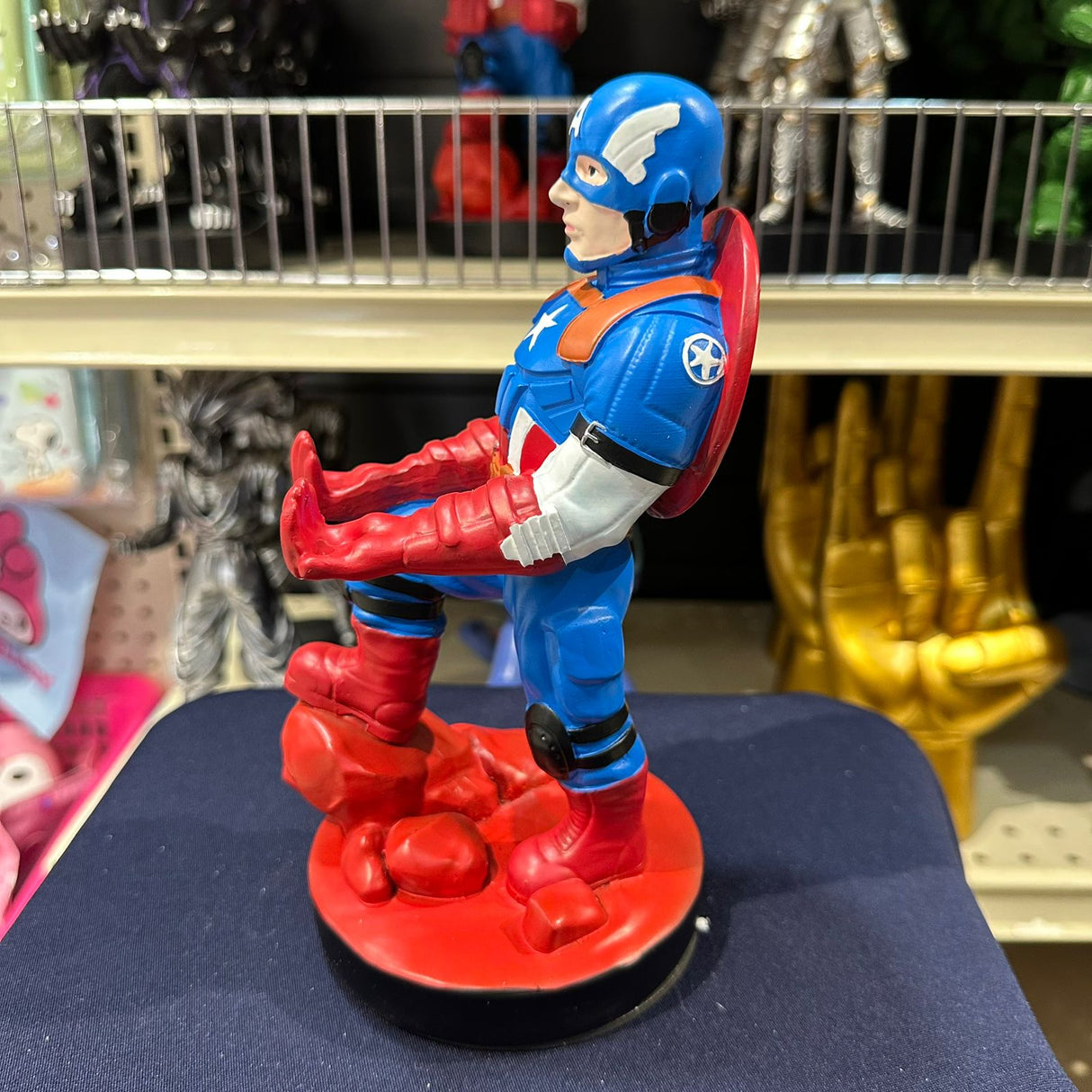 Soporte para Celular y Control Figura Coleccionable Capitan America (20–23cm) – Organizador de Escritorio Gamer y Geek
