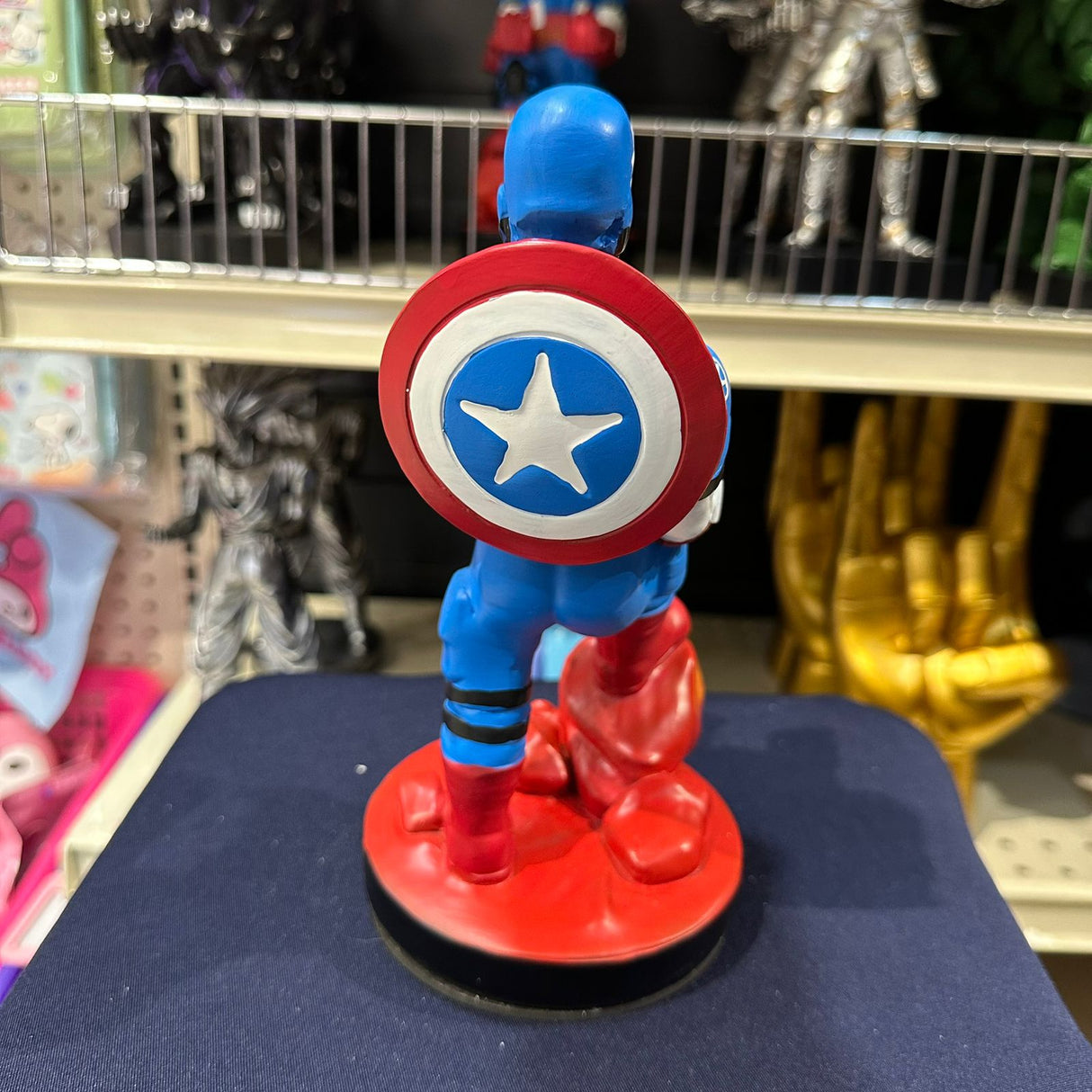 Soporte para Celular y Control Figura Coleccionable Capitan America (20–23cm) – Organizador de Escritorio Gamer y Geek