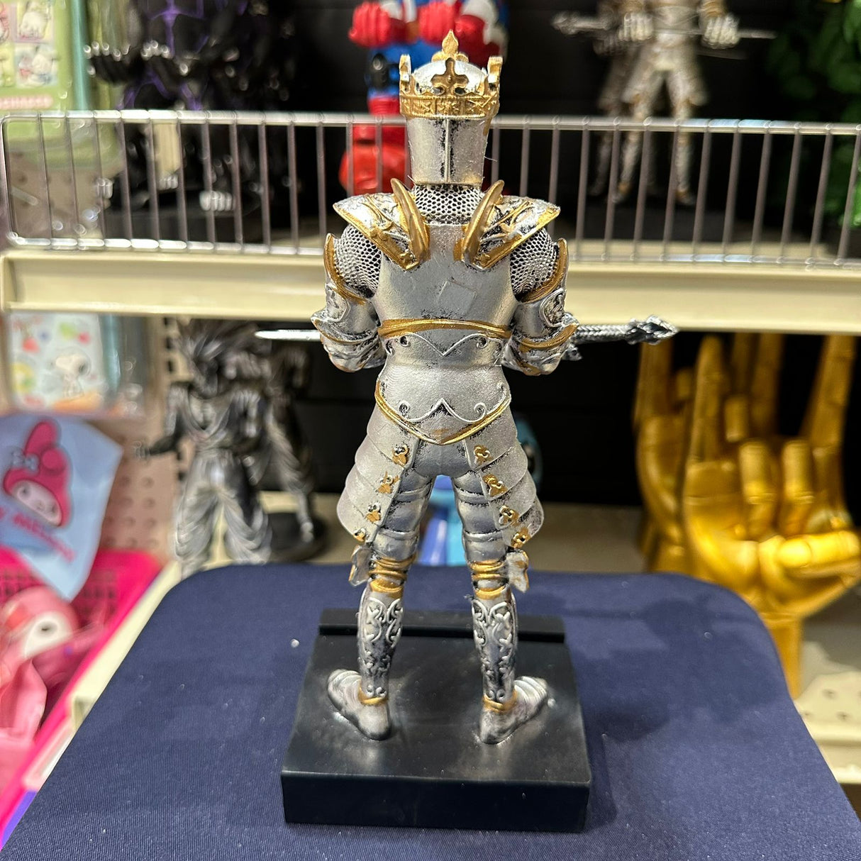 Soporte para Celular y Control Figura Coleccionable Soldado (20–23cm) – Organizador de Escritorio Gamer y Geek