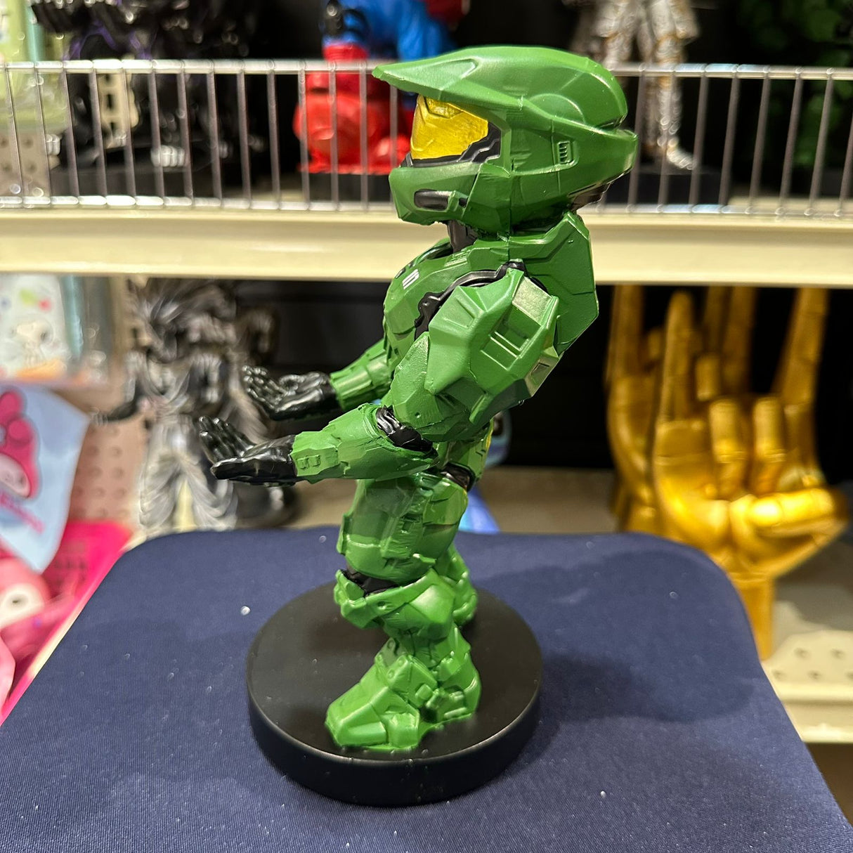 Soporte para Celular y Control Figura Coleccionable Master Chief (20–23cm) – Organizador de Escritorio Gamer y Geek