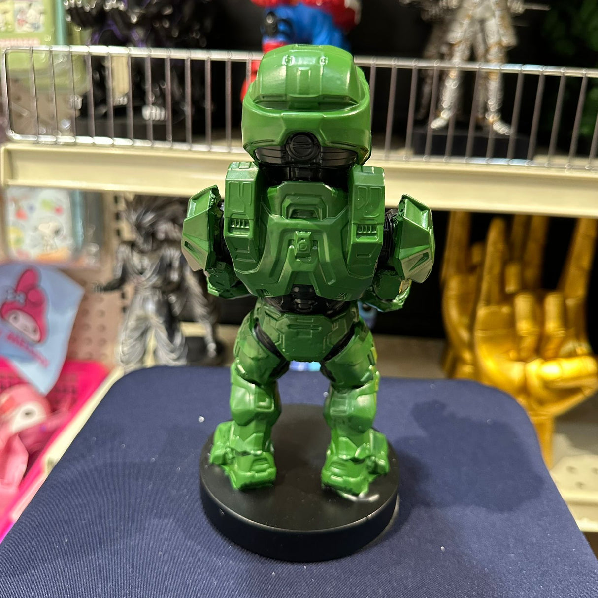 Soporte para Celular y Control Figura Coleccionable Master Chief (20–23cm) – Organizador de Escritorio Gamer y Geek