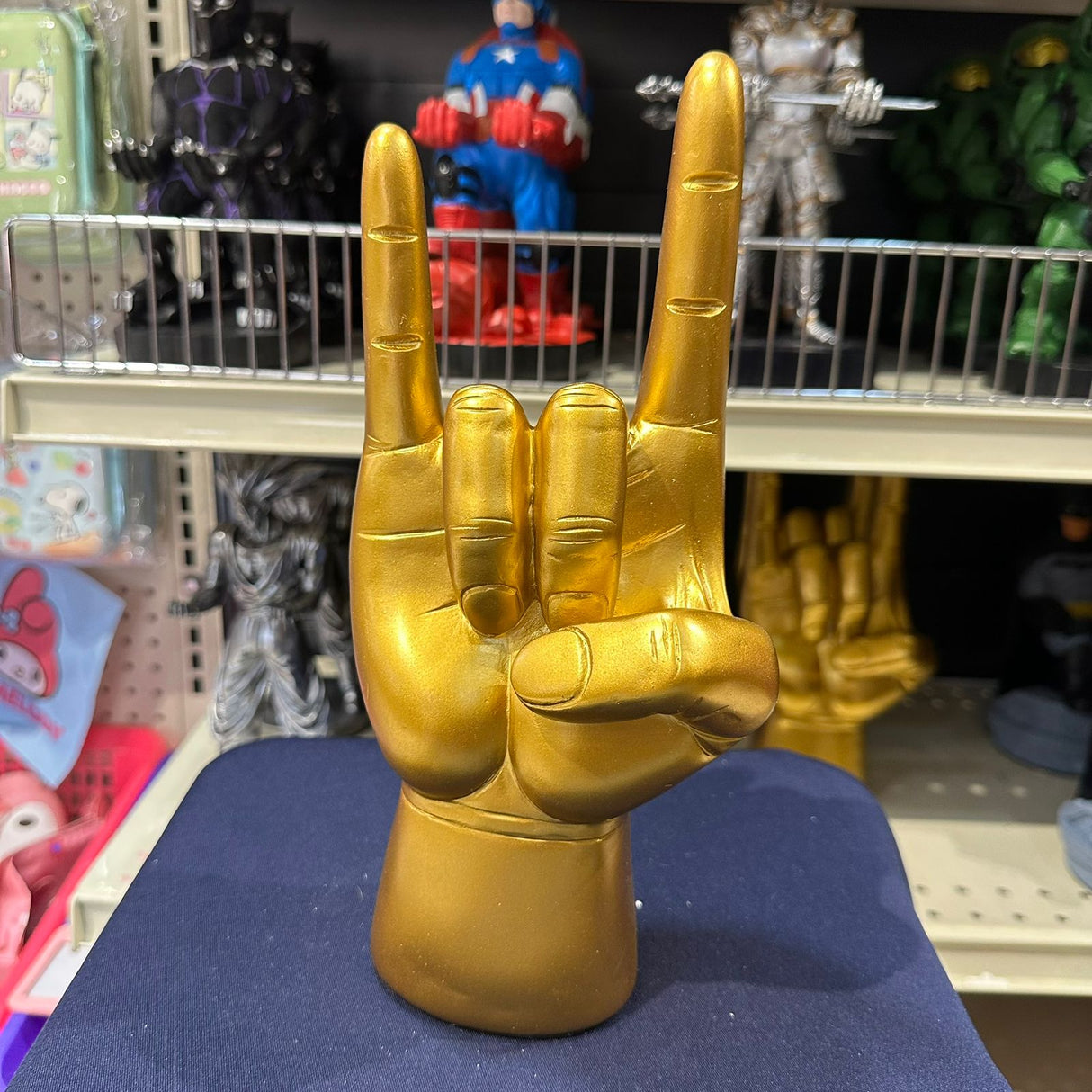 Soporte para Celular y Control Figura Coleccionable Rock Mano (20–23cm) – Organizador de Escritorio Gamer y Geek