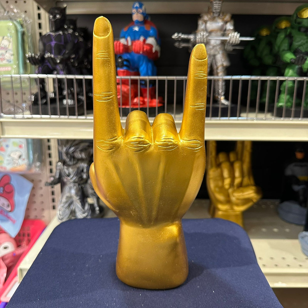 Soporte para Celular y Control Figura Coleccionable Rock Mano (20–23cm) – Organizador de Escritorio Gamer y Geek