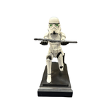 Soporte para Celular y Control Figura Coleccionable Stromtrooper(20–23cm) – Organizador de Escritorio Gamer y Geek