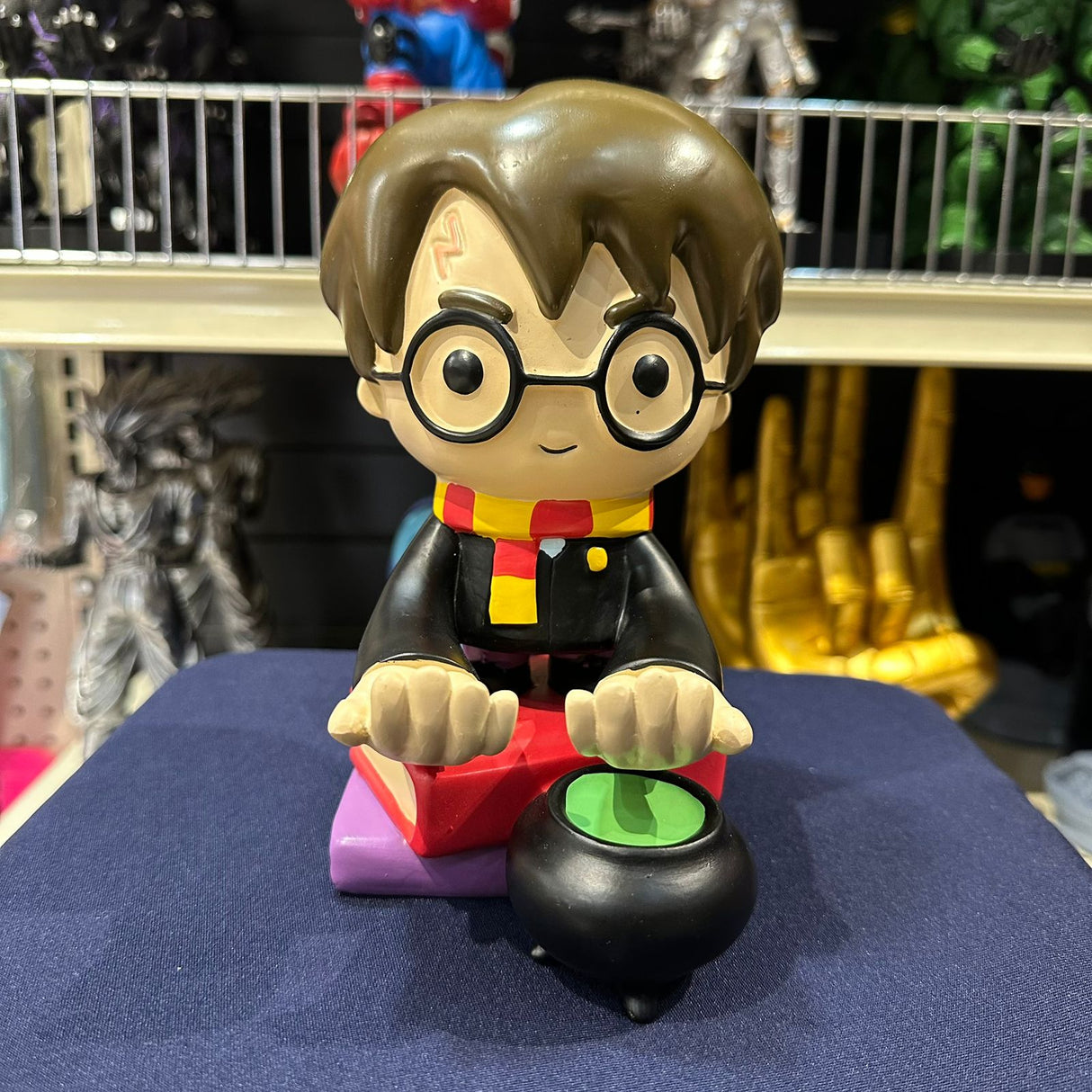 Soporte para Celular y Control Figura Coleccionable Harry Potter (20–23cm) – Organizador de Escritorio Gamer y Geek