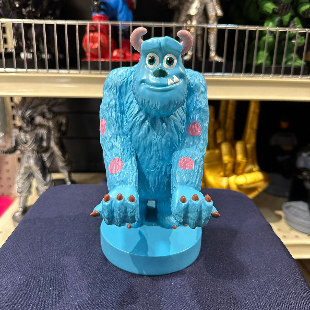 Soporte para Celular y Control Figura Coleccionable Sully  (20–23cm) – Organizador de Escritorio Gamer y Geek