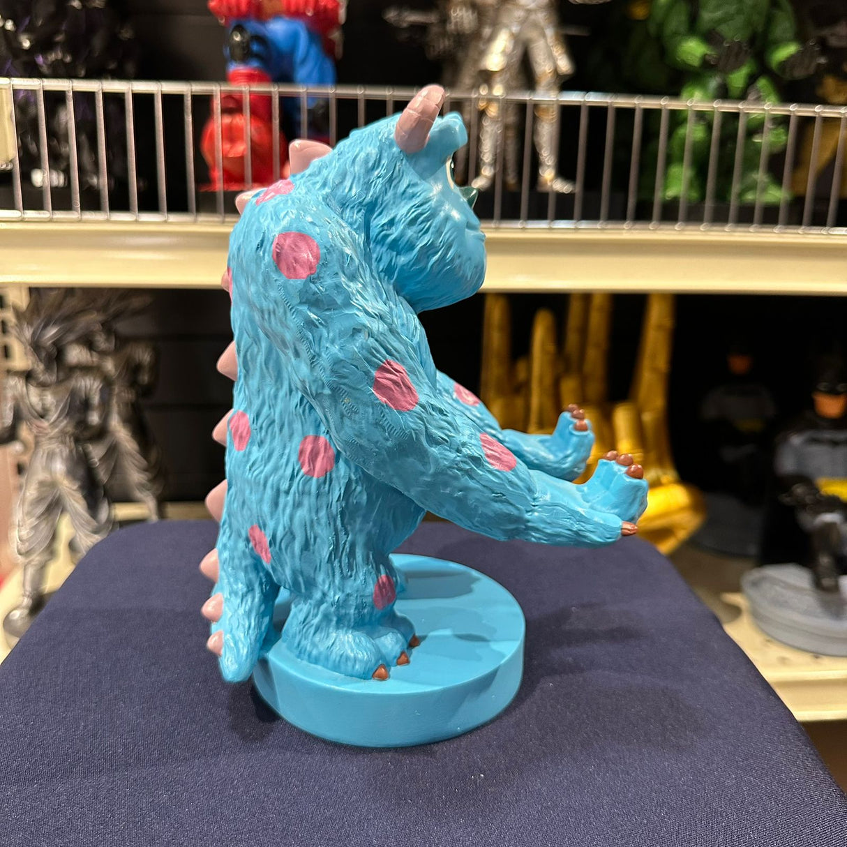 Soporte para Celular y Control Figura Coleccionable Sully  (20–23cm) – Organizador de Escritorio Gamer y Geek