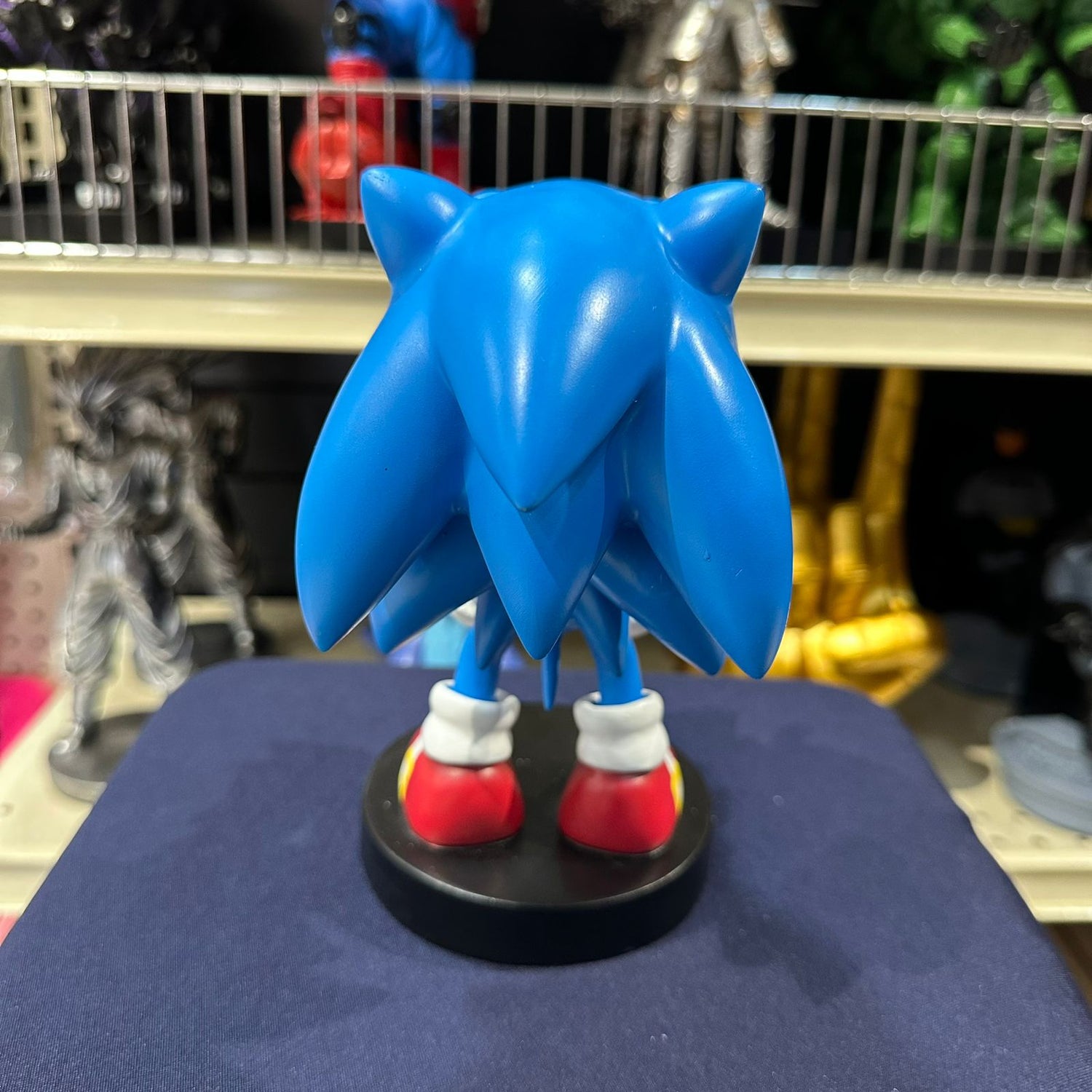 Soporte para Celular y Control Figura Coleccionable Sonic (20–23cm) – Organizador de Escritorio Gamer y Geek
