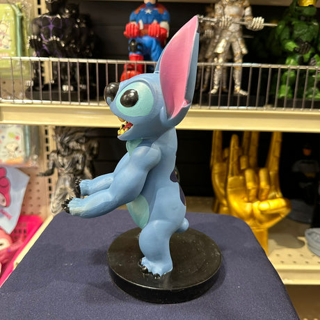 Soporte para Celular y Control Figura Coleccionable Stitch (20–23cm) – Organizador de Escritorio Gamer y Geek