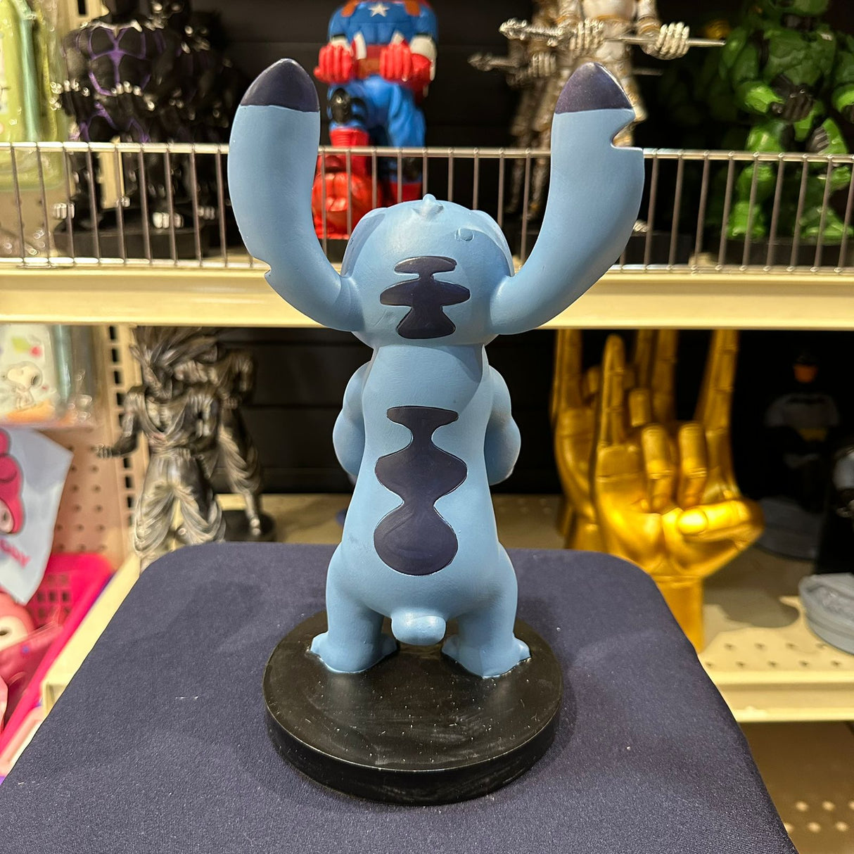 Soporte para Celular y Control Figura Coleccionable Stitch (20–23cm) – Organizador de Escritorio Gamer y Geek