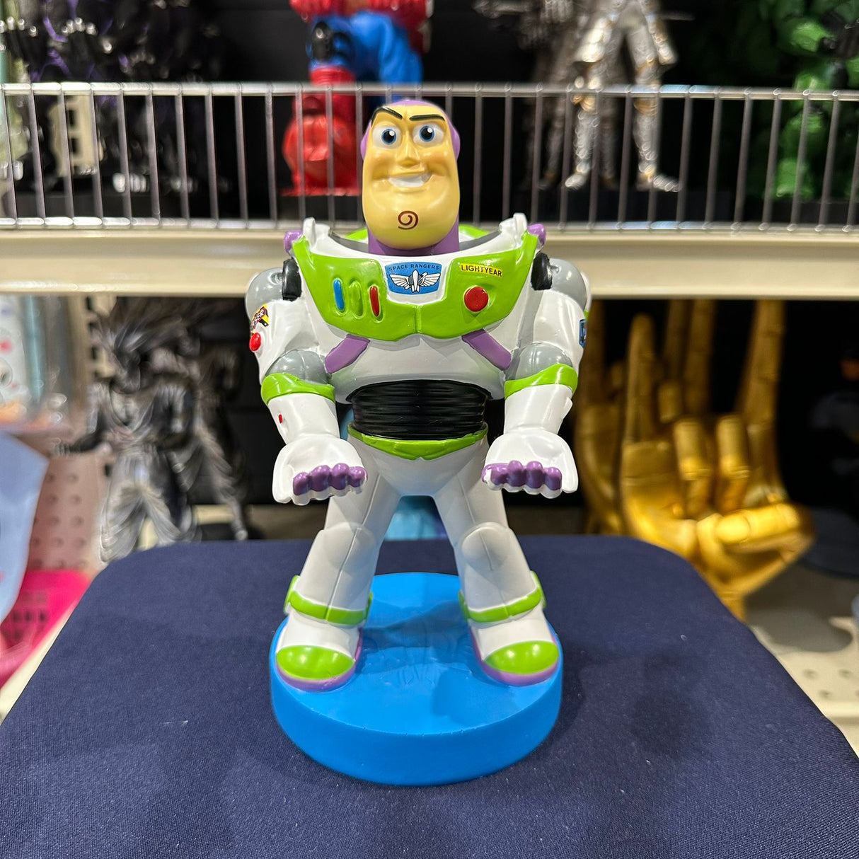 Soporte para Celular y Control Figura Coleccionable Toy Story (20–23cm) – Organizador de Escritorio Gamer y Geek