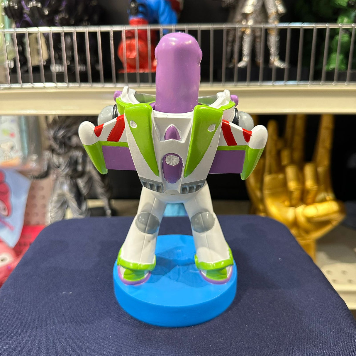 Soporte para Celular y Control Figura Coleccionable Toy Story (20–23cm) – Organizador de Escritorio Gamer y Geek