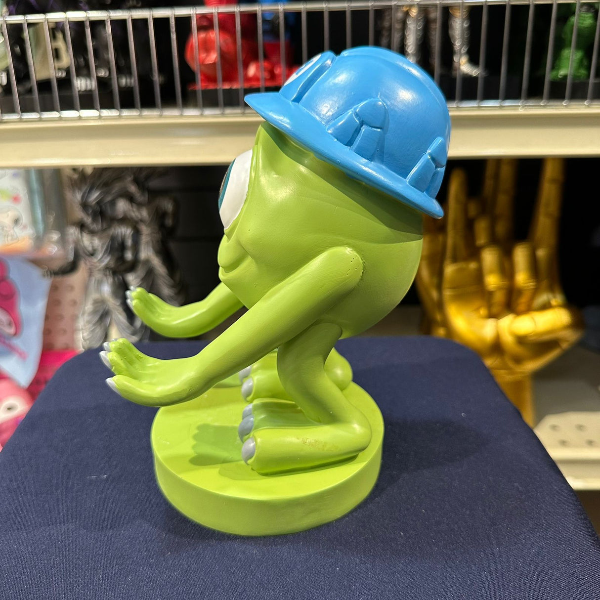 Soporte para Celular y Control Figura Coleccionable Mike Wazowski  (20–23cm) – Organizador de Escritorio Gamer y Geek