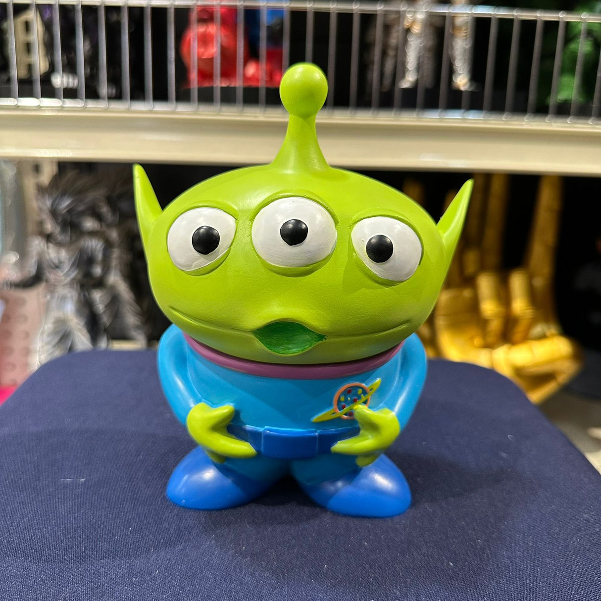 Soporte para Celular y Control Figura Coleccionable Alien (20–23cm) – Organizador de Escritorio Gamer y Geek