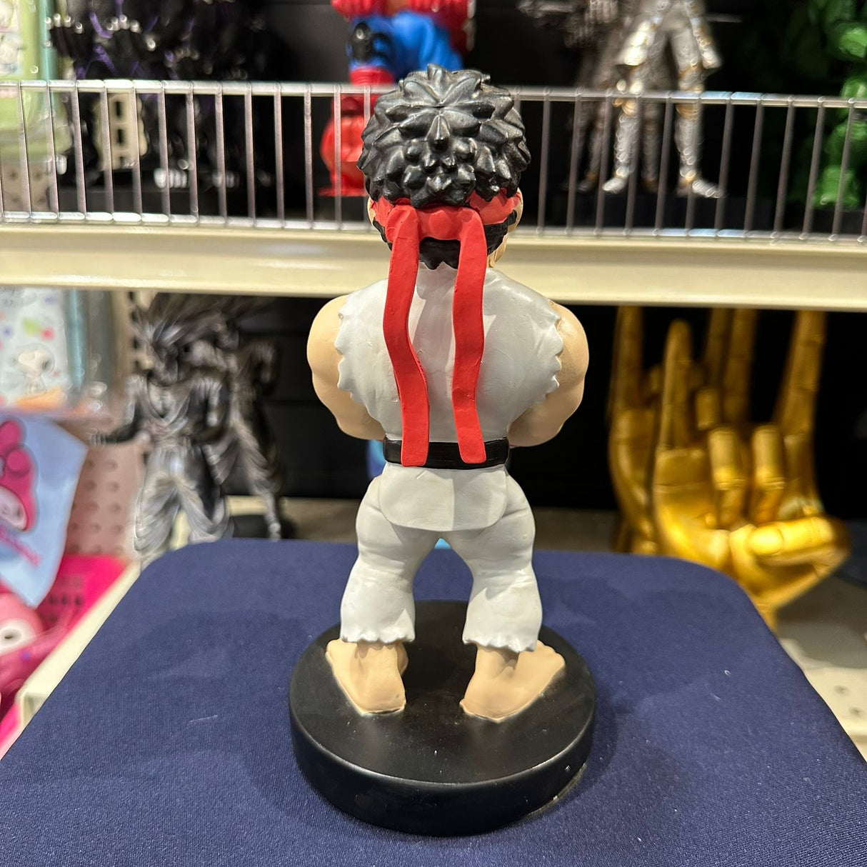 Soporte para Celular y Control Figura Coleccionable KunFu Boy  (20–23cm) – Organizador de Escritorio Gamer y Geek