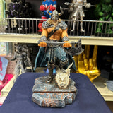 Soporte para Celular y Control Figura Coleccionable Vikingo (20–23cm) – Organizador de Escritorio Gamer y Geek