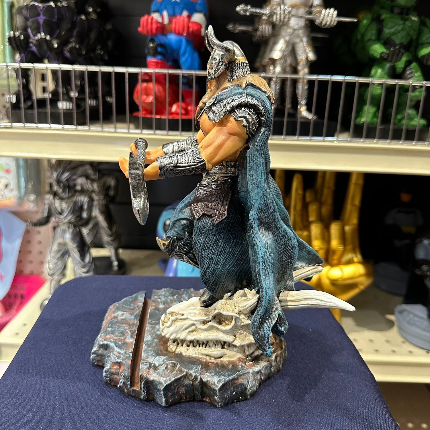 Soporte para Celular y Control Figura Coleccionable Vikingo (20–23cm) – Organizador de Escritorio Gamer y Geek