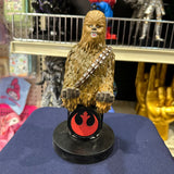 Soporte para Celular y Control Figura Coleccionable Chewbaca (20–23cm) – Organizador de Escritorio Gamer y Geek