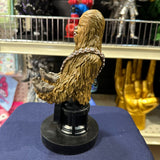 Soporte para Celular y Control Figura Coleccionable Chewbaca (20–23cm) – Organizador de Escritorio Gamer y Geek