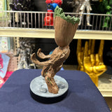 Soporte para Celular y Control Figura Coleccionable Groot  (20–23cm) – Organizador de Escritorio Gamer y Geek