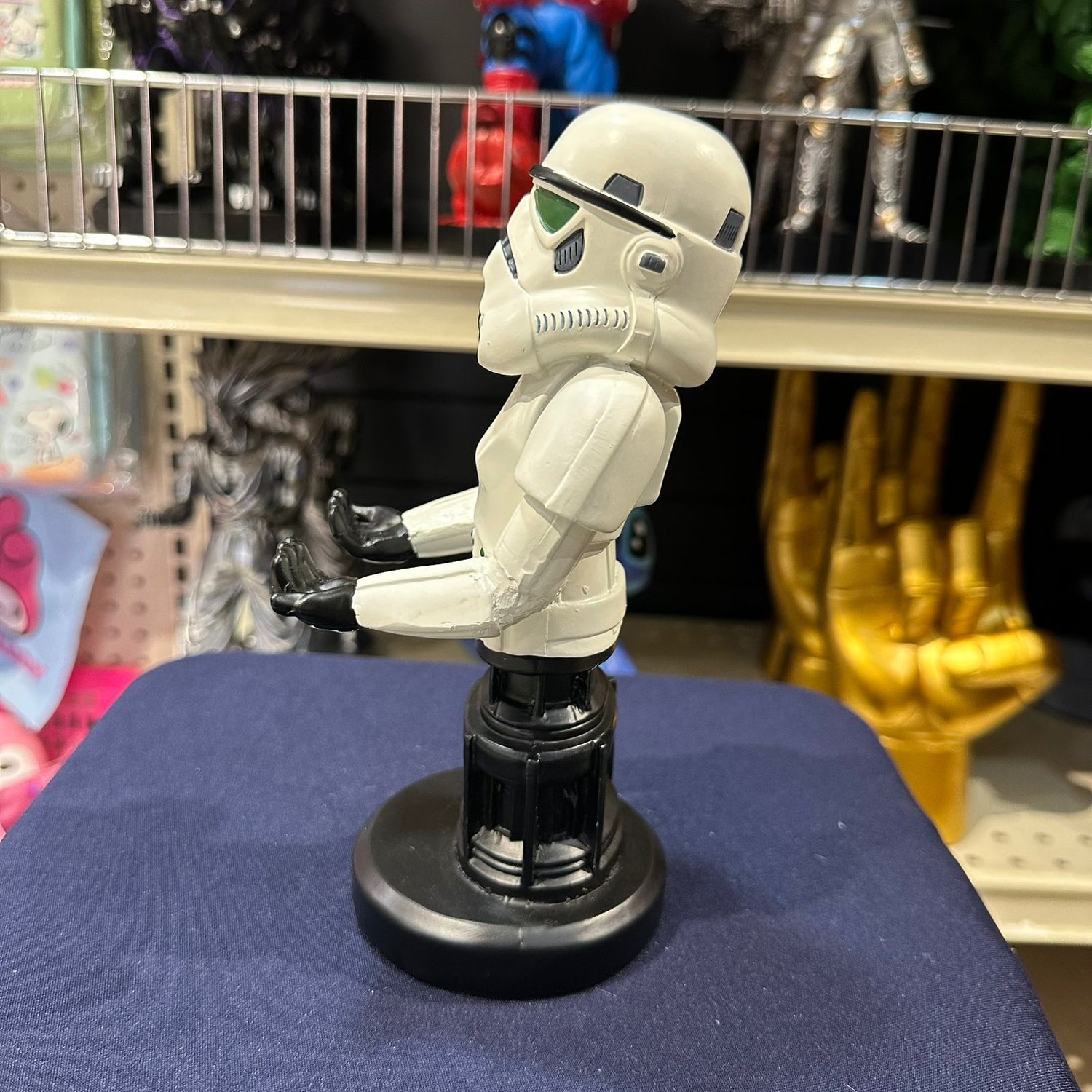 Soporte para Celular y Control Figura Coleccionable Stromtrooper(20–23cm) – Organizador de Escritorio Gamer y Geek