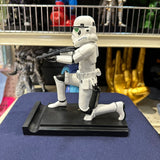 Soporte para Celular y Control Figura Coleccionable Stromtrooper(20–23cm) – Organizador de Escritorio Gamer y Geek