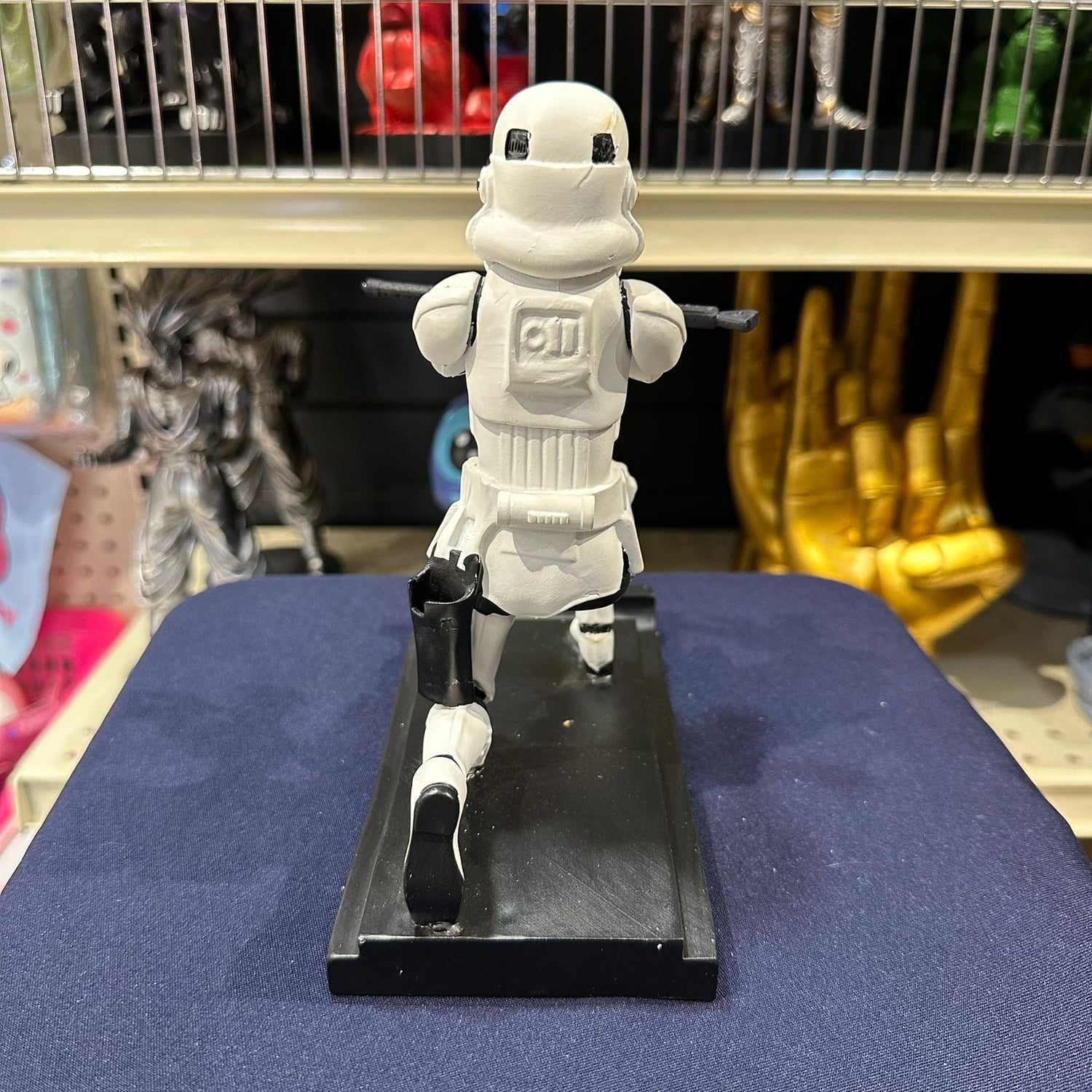 Soporte para Celular y Control Figura Coleccionable Stromtrooper(20–23cm) – Organizador de Escritorio Gamer y Geek